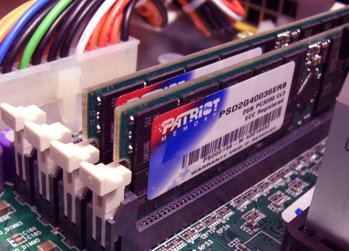 Memória RAM deve estar corretamente encaixada no slot (Foto: Reprodução/Fix My PC Free)