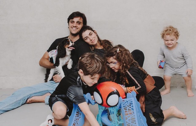 Felipe Simas e família (Foto: Reprodução/Instagram)