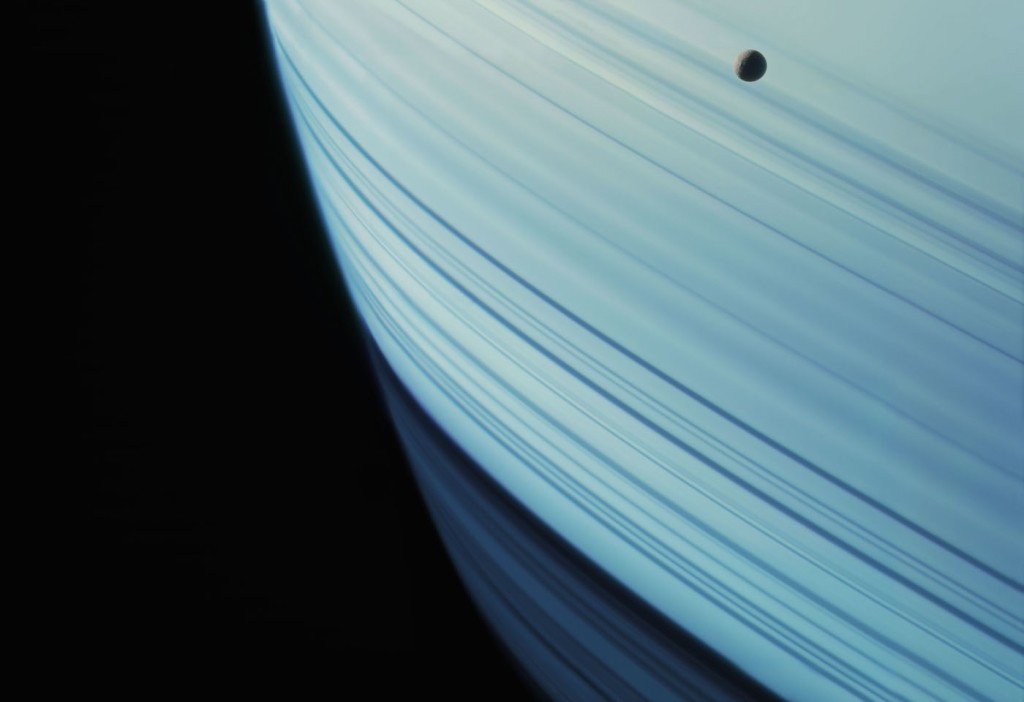 Mimas em Saturno (Foto: NASA/Michael Benson)
