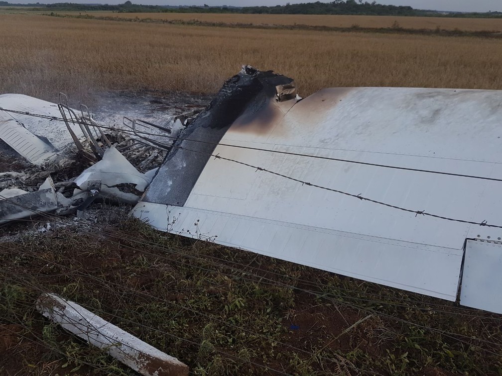 Avi&atilde;o pega fogo e duas pessoas ficam feridas em MS, dizem bombeiros (Foto: G1 MS)
