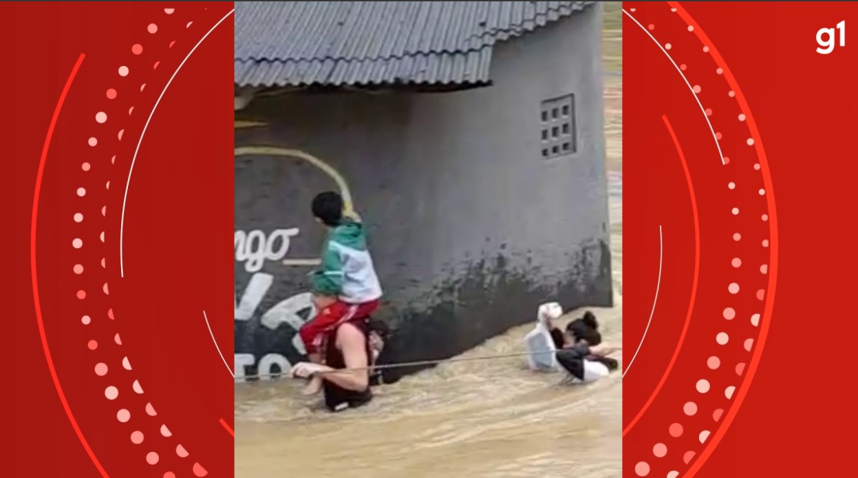 VÍDEO: Família segura em corda para não ser levada pela chuva no ES; 'Quando meus filhos me seguraram senti esperança'