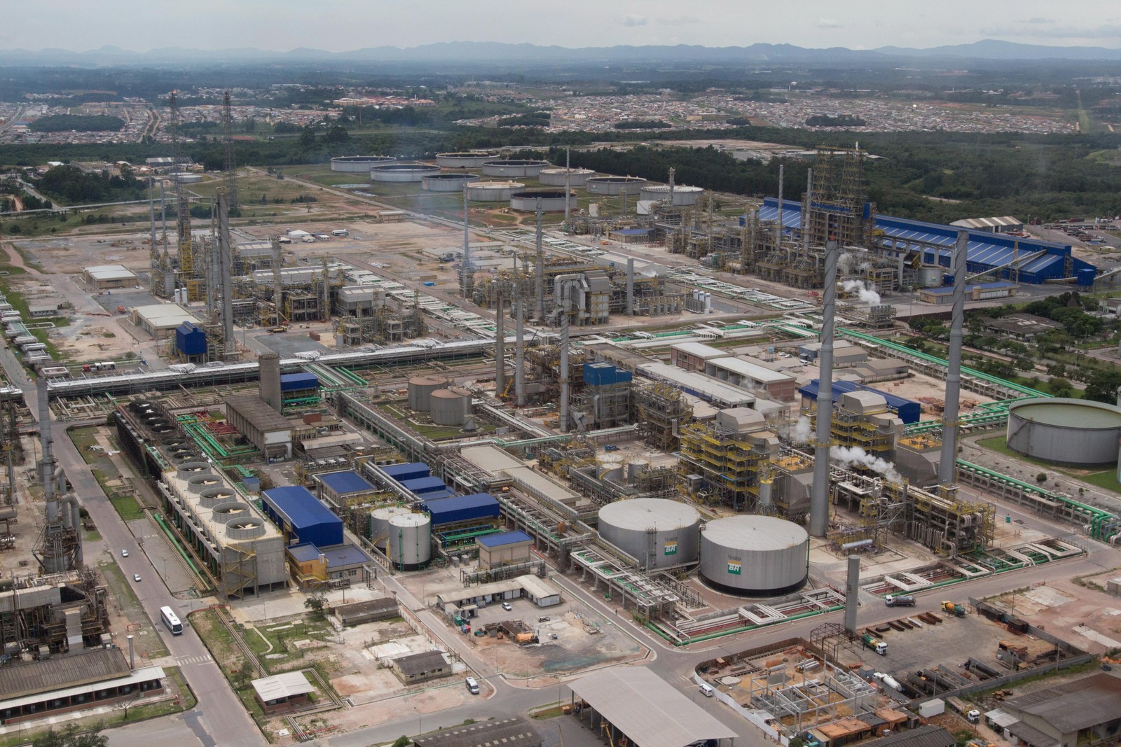 Localizada no município de Araucária, no Paraná, a Repar é responsável por aproximadamente 12% da produção nacional de derivados de petróleo, ente eles diesel, gasolina, GLP, coque, asfalto, e propenoAgência O Globo