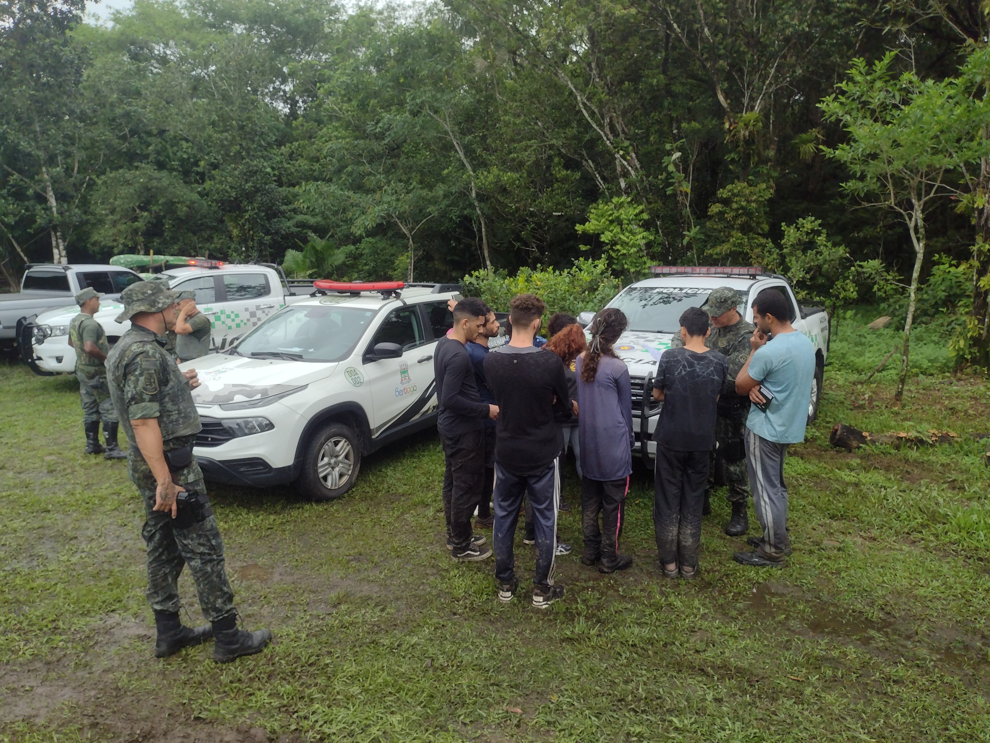 Turistas ficam ilhados e são resgatados após 24h em área de mata proibida no litoral de SP; VÍDEO