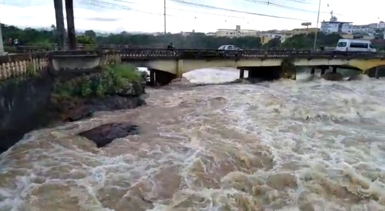Chuva em Divinópolis: ainda em alerta com volume 1 metro acima do normal no Rio Itapecerica, Defesa Civil diz que 'tendência é abaixar'
