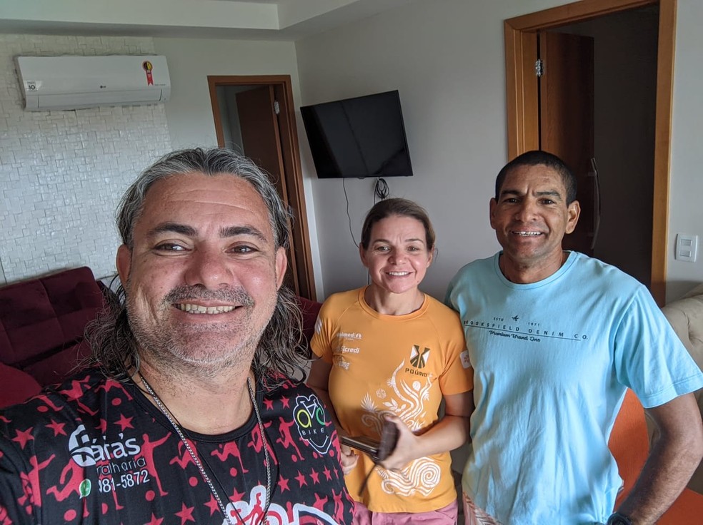 Reginaldo Dantas (E) ficou hospedado por dois dias na casa de Pedro e Adriana, em Cuiabá — Foto: Arquivo pessoal/Reginaldo Dantas