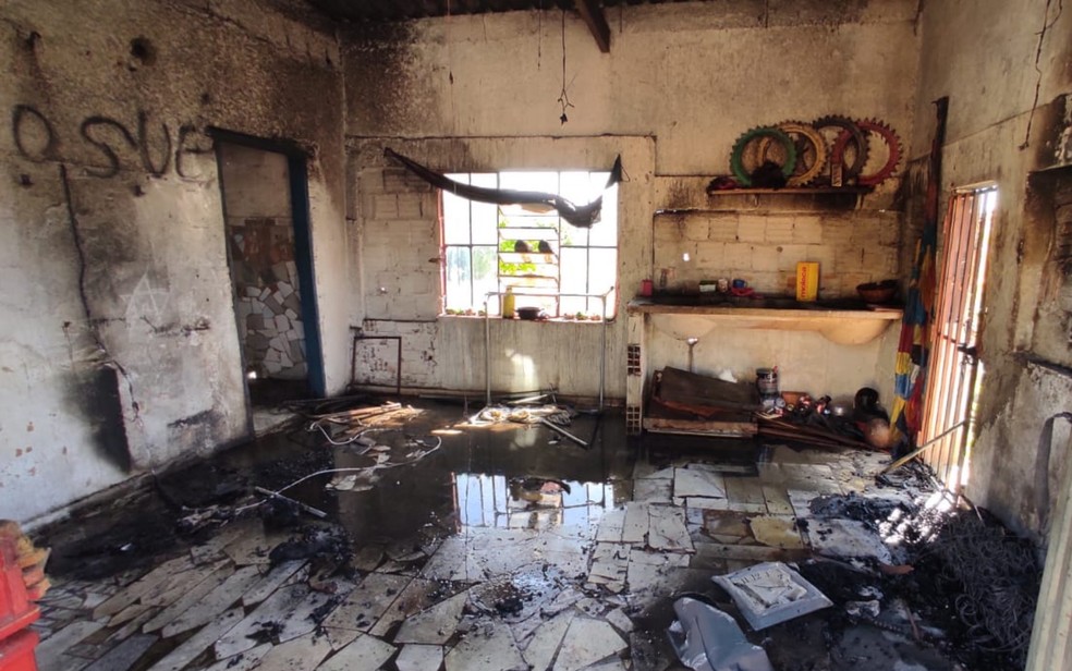 Casa do casal ficou totalmente queimada, em Goiânia — Foto: Polícia Militar/Divulgação 