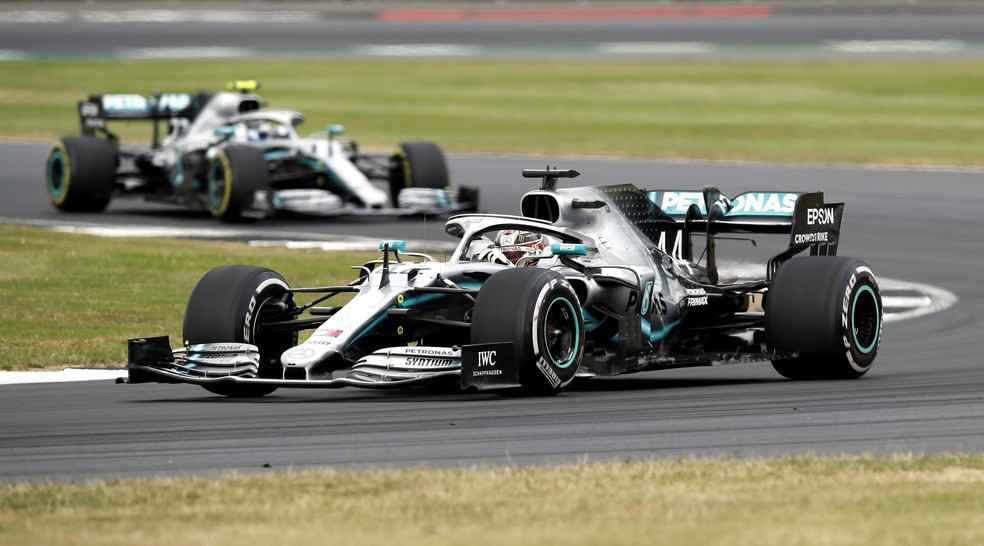 Hamilton Ã  frente de Bottas durante o GP da Inglaterra â€” Foto: Getty Images