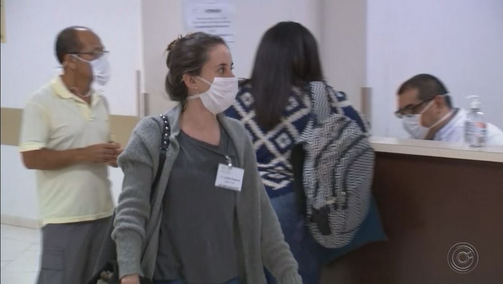 Uma das medidas adotadas foi a distribuição de máscaras para funcionários e usuários do Hospital Amaral Carvalho — Foto: TV TEM/Reprodução