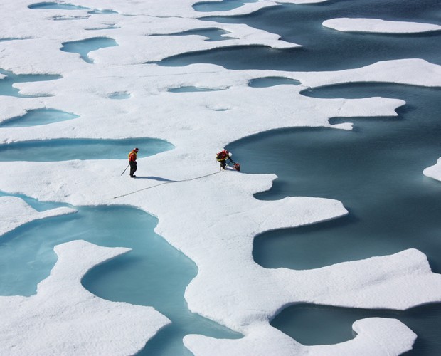 Imagem mostra camada de gelo no Ártico no verão, quando o derretimento na área polar se acentua (Foto: Divulgação/Nasa/Universidade de Washington)