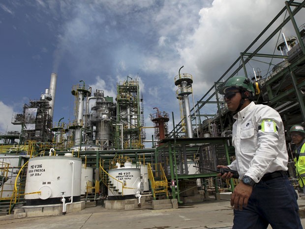 Refinaria de petróleo no Equador (Foto: Reuters)