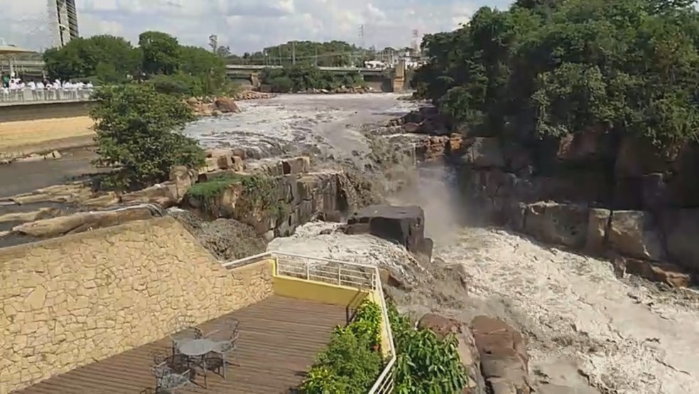 A mancha escura cobriu todo o leito do rio em Salto (SP) — Foto: Erica Parma/TV TEM
