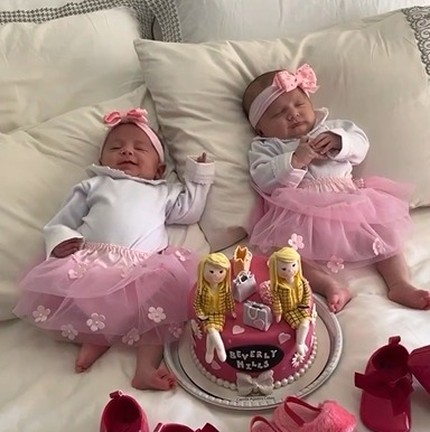 Gêmeas Maria Luisa e Manuela como 'Patricinhas Beverly Hills' — Foto: Reprodução/Instagram