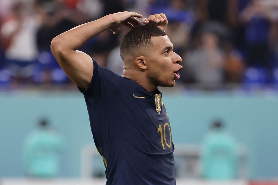 Mbappe comemora gol na vitória da França sobre a Dinamarca na Copa do Mundo