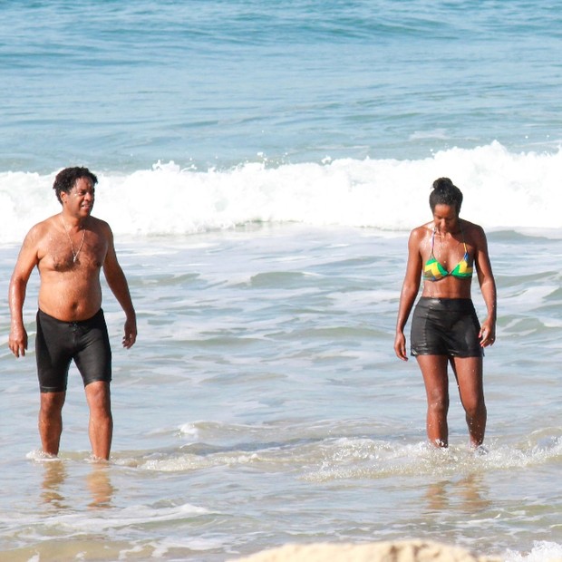 Maria Julia Coutinho e o marido, Agostinho Paulo Moura, tomam banho de mar em praia carioca (Foto: J/AgNews)