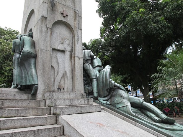 Esta não é a primeira vez que a estátua &#39;Soldado Ferido&#39; foi roubada da praça (Foto: Marcelo Martins / Prefeitura de Santos)