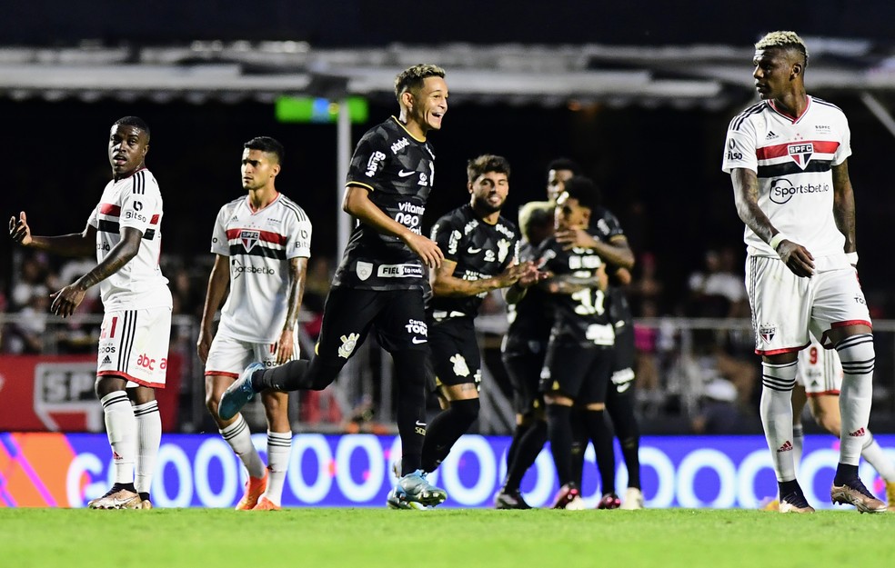 Adson comemora gol do Corinthians em clássico — Foto: Marcos Ribolli