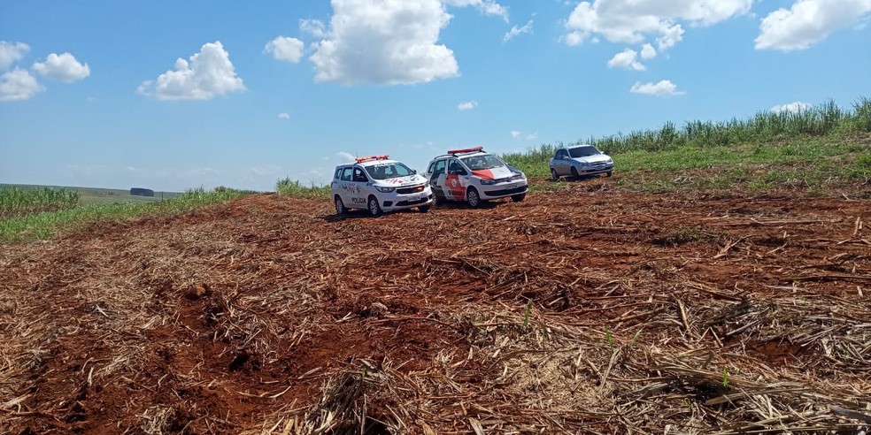 Homem de 50 anos morreu em sítio na zona rural de Mineiros do Tietê — Foto: Central da Notícia/Divulgação