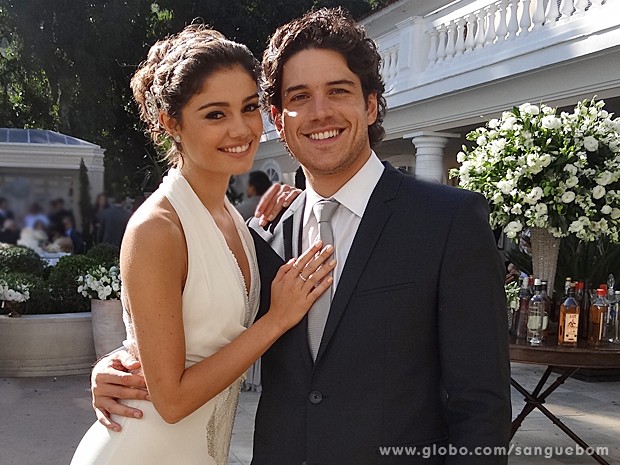 Feliz com o casório, Amora mostra seu vestido ao lado de Bento lindo de noivo (Foto: Sangue Bom/TV Globo)