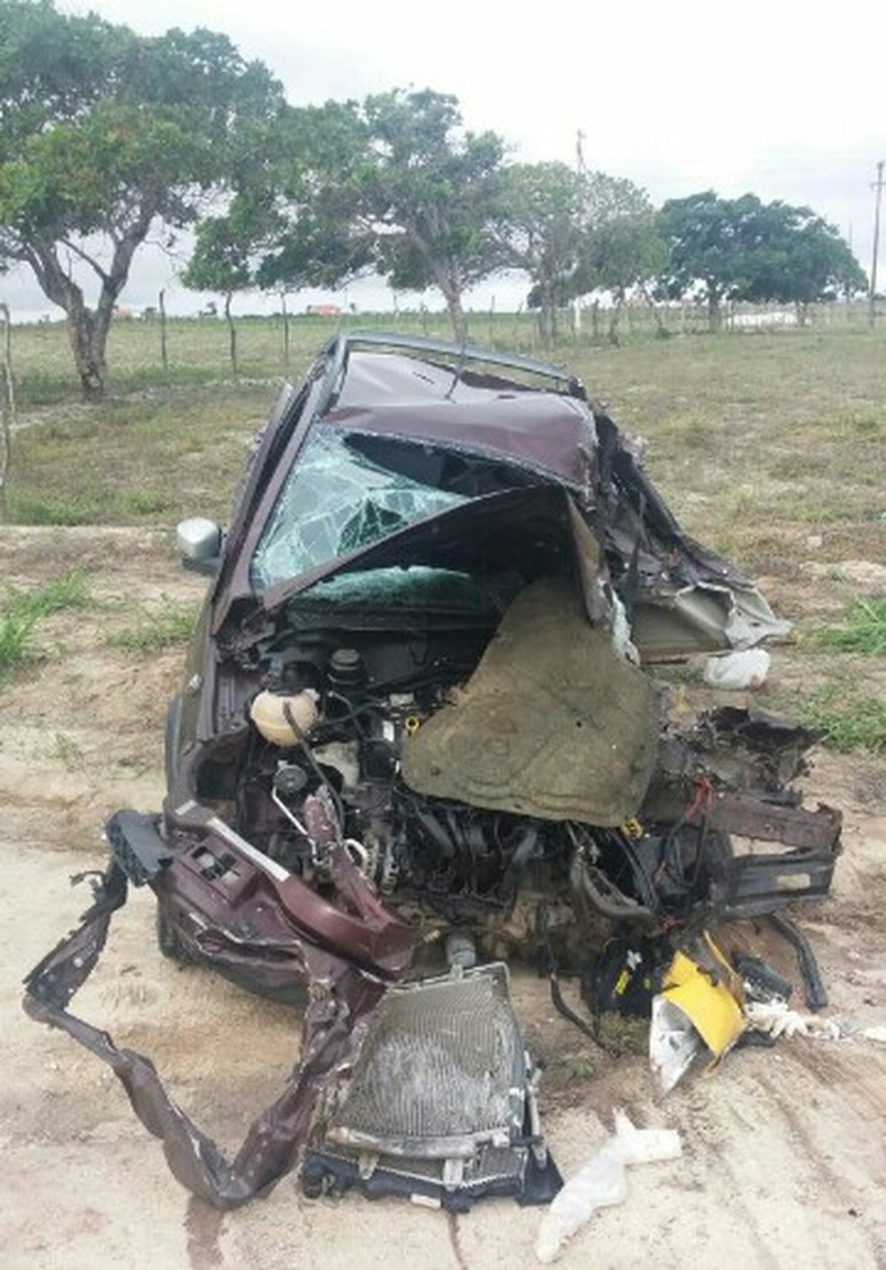 Carro ficou destruído após colidir em ônibus (Foto: Divulgação/PRF)