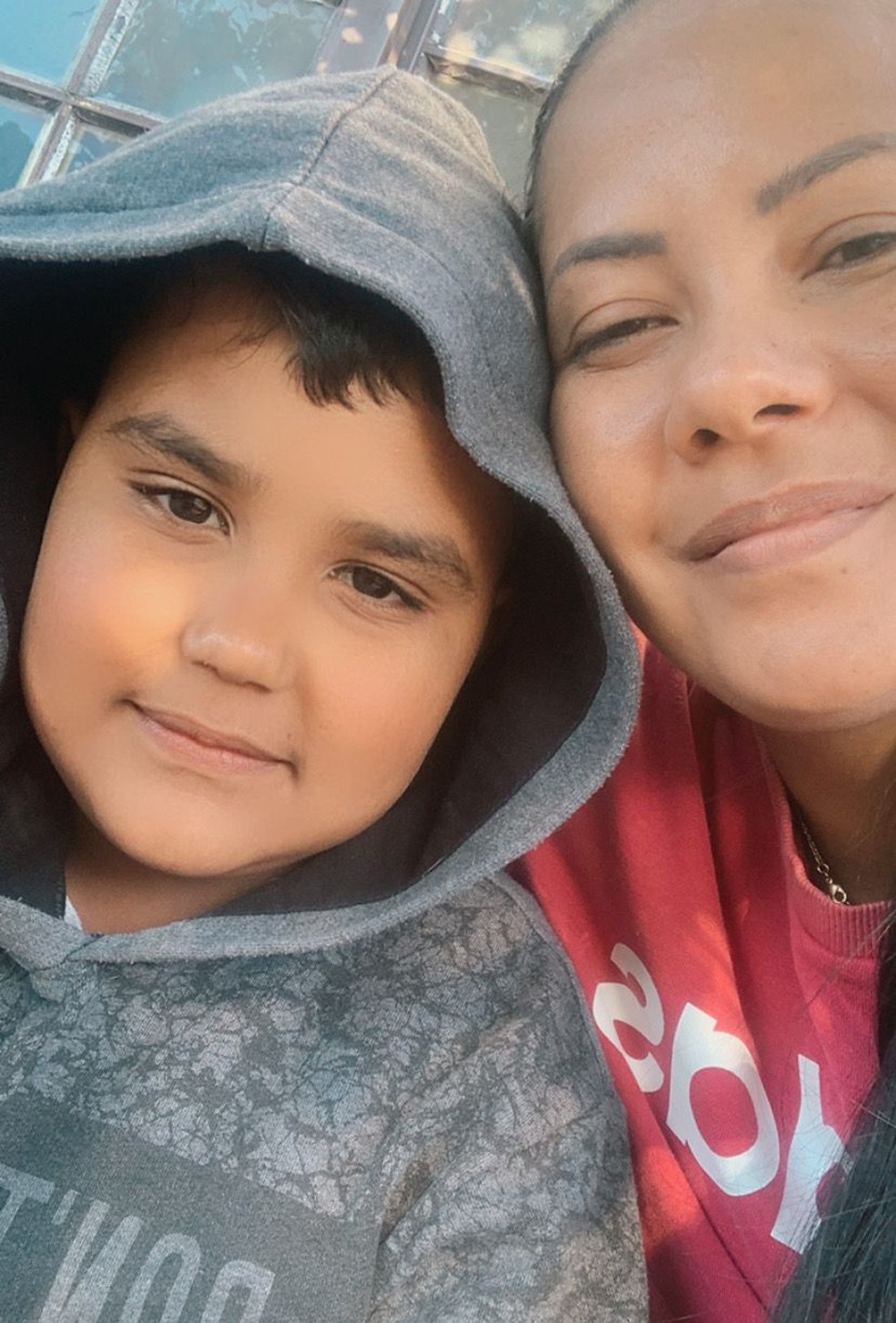 Simone Martins ao lado do filho Arthur, que morreu após se engasgar com um chiclete, em Tupã (SP) — Foto: Arquivo Pessoal