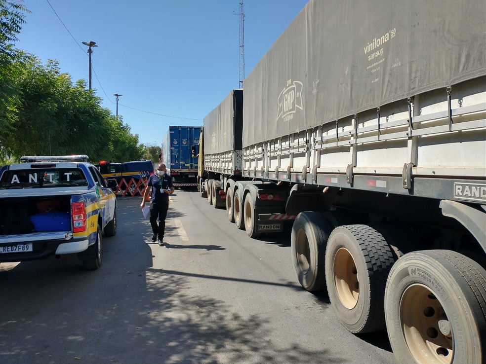 Operação conjunta da ANTT e PRF no oeste da Bahia  — Foto: Divulgação/ANTT