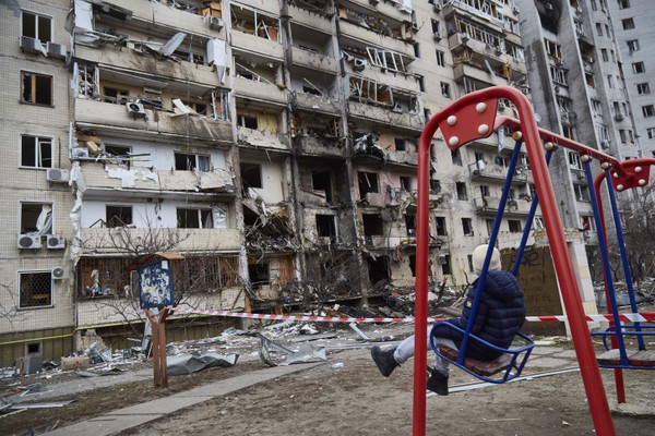 Prédios da capital ucraniana Kiev bombardeados pelo exército russo (Foto: Getty Images)