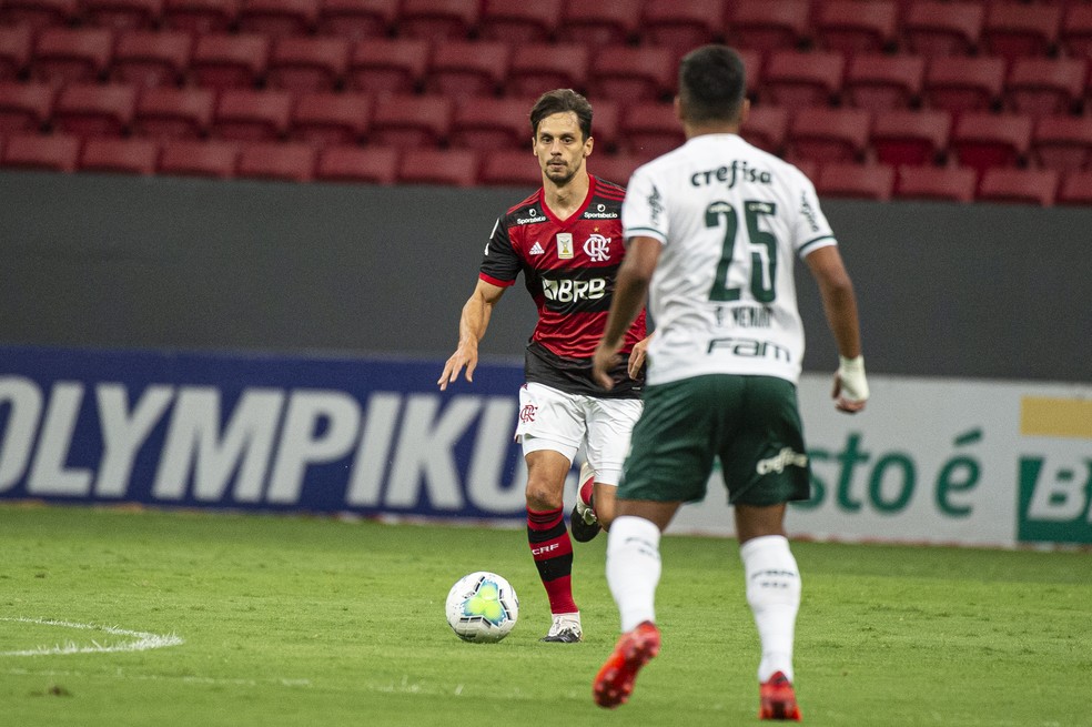 Rodrigo Caio, do Flamengo, em ação contra o Palmeiras — Foto: Alexandre Vidal / Flamengo