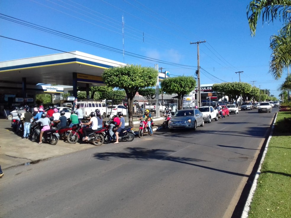 Posto tem fila para abastecer em Sorriso (MT) (Foto: WÃ©sllen Tecchio/ TVCA)