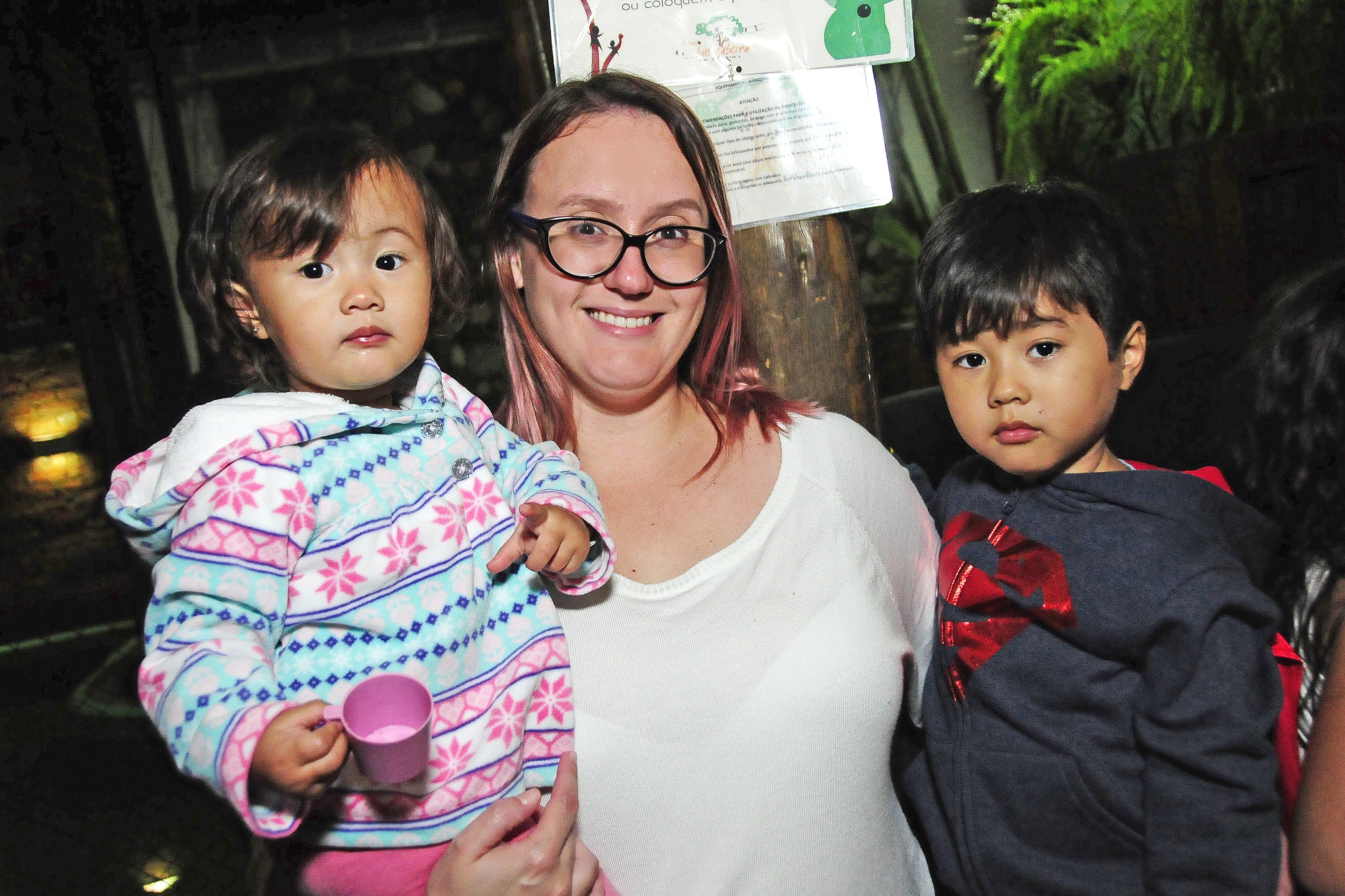 Cintia Tukahara, 32 anos, e os filhos Ivy, 1 ano e 6 meses e Ryu, 4 anos e  (Foto: Sylvia Gosztonyi)