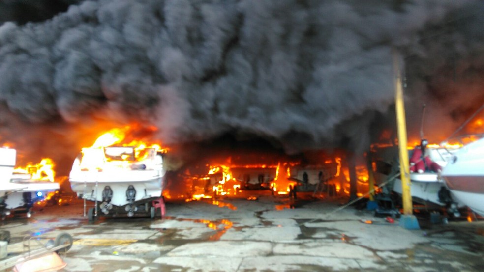 Incêndio atinge estaleiro na Cidade Baixa, em Salvador (Foto: Arquivo Pessoal)