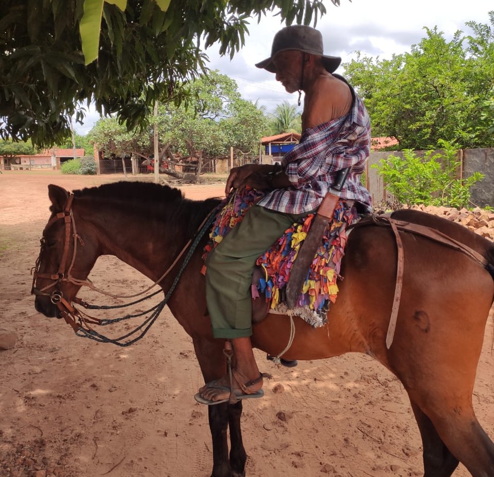 Idoso chega a cavalo na cidade de Capitão de Campos — Foto: Foto: Jéssica Rodrigues