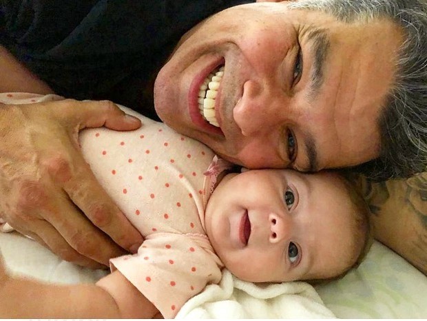 Mauricio Mattar e a filha, Ilha (Foto: Reprodução/Instagram)