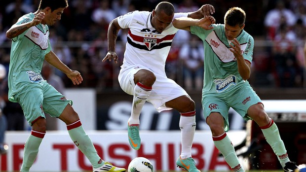 Luis Fabiano recebe terceiro amarelo e não pega a Ponte Preta