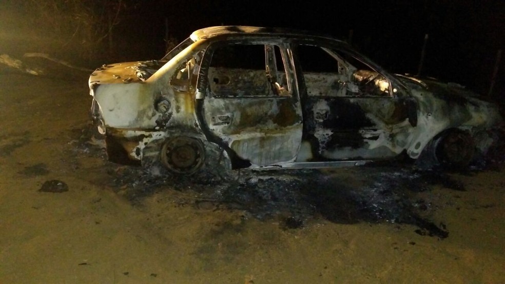 Além dos três corpos carbonizados encontrados no interior da residência, um carro também foi queimado no quintal da propriedade. (Foto: Polícia Militar / Divulgação )