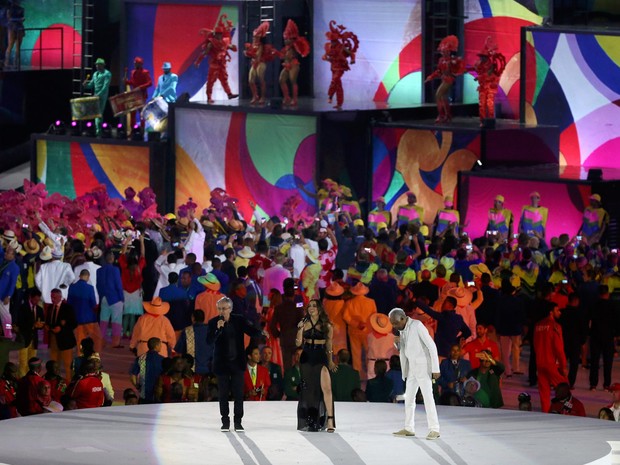 Caetano Veloso, Anitta e Gilberto Gil participam da cerimônia de abertura dos Jogos Olímpicos Rio 2016 no Maracanã (Foto: Issei Kato/Reuters)
