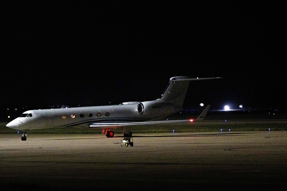 Avião carregando estrela do basquete Brittney Griner pousa em base aérea no Texas