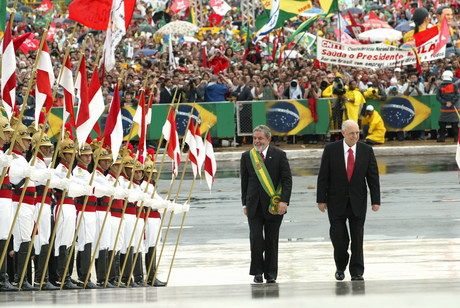 Reeleito, Lula subiu a rampa do Planalto em 2007 já usando a faixa presidencial — Foto: Gustavo Miranda/Agência O Globo/01-01-2007