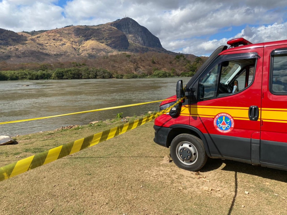 Bombeiros Resgatam Corpo De Morador De Rua Que Se Afogou No Rio Doce Em Governador Valadares 