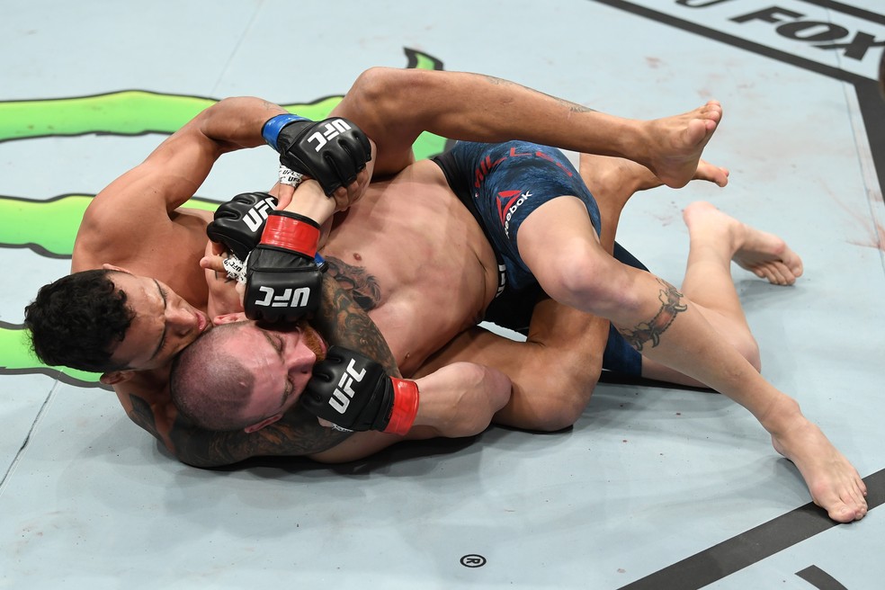 Charles do Bronx finaliza Jim Miller no UFC Milwaukee — Foto: Getty Images
