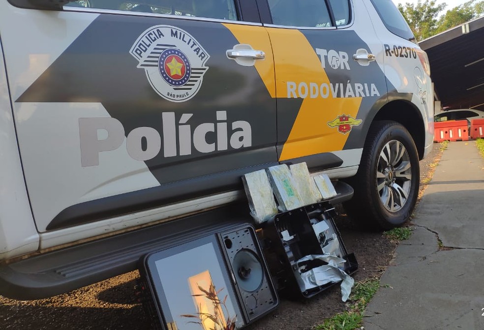Polícia apreende cinco tabletes de cocaína em ônibus em rodovia de Assis — Foto: Polícia Rodoviária/Divulgação