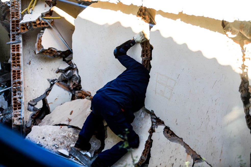 Bombeiros fazem buscas em estrutura de dois andares que desabou em Florianópolis — Foto: Diorgenes Pandini/NSC