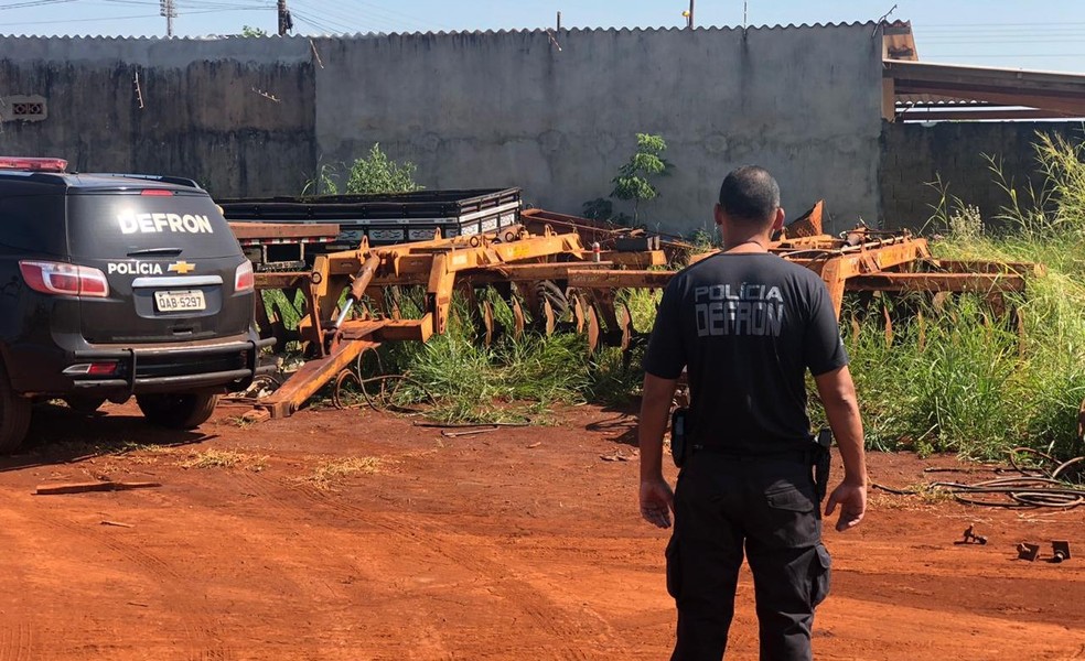 Polícia recupera máquinas agrícolas — Foto: Defron/Divulgação