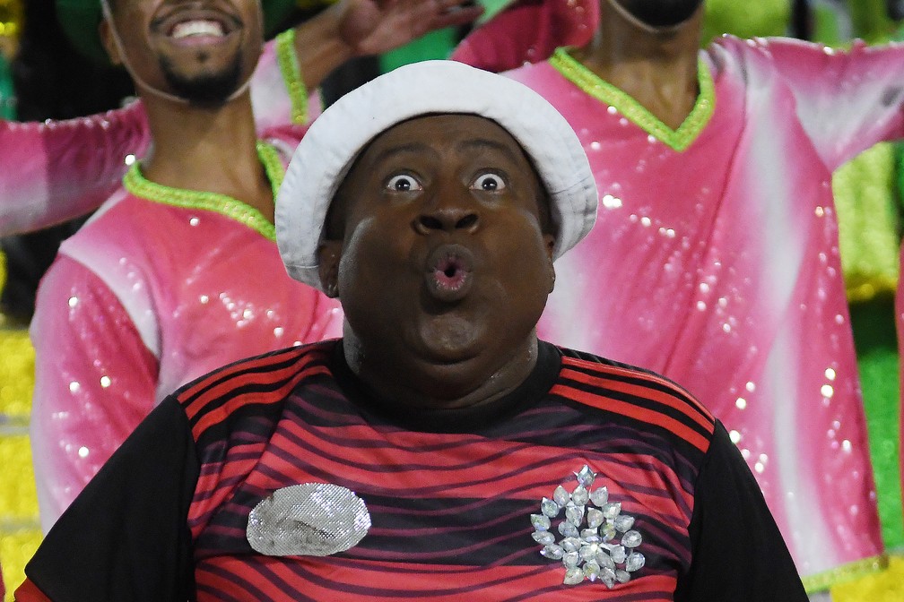 Sósia de Mussum desfila na Lins Imperial — Foto: Alexandre Durão/g1