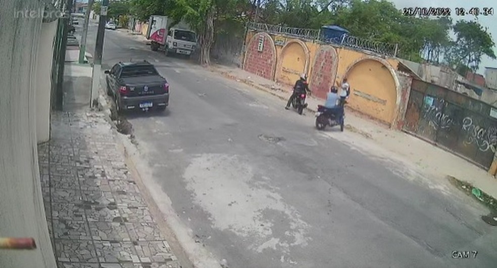 Os suspeitos estavam em duas motocicletas quando abordaram a vítima na rua, em Fortaleza — Foto: Reprodução
