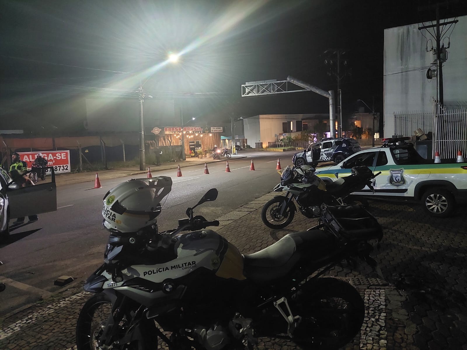 Motociclista é preso após fugir de blitz em Cascavel; 17 condutores foram autuados por dirigirem embriagados, diz GM