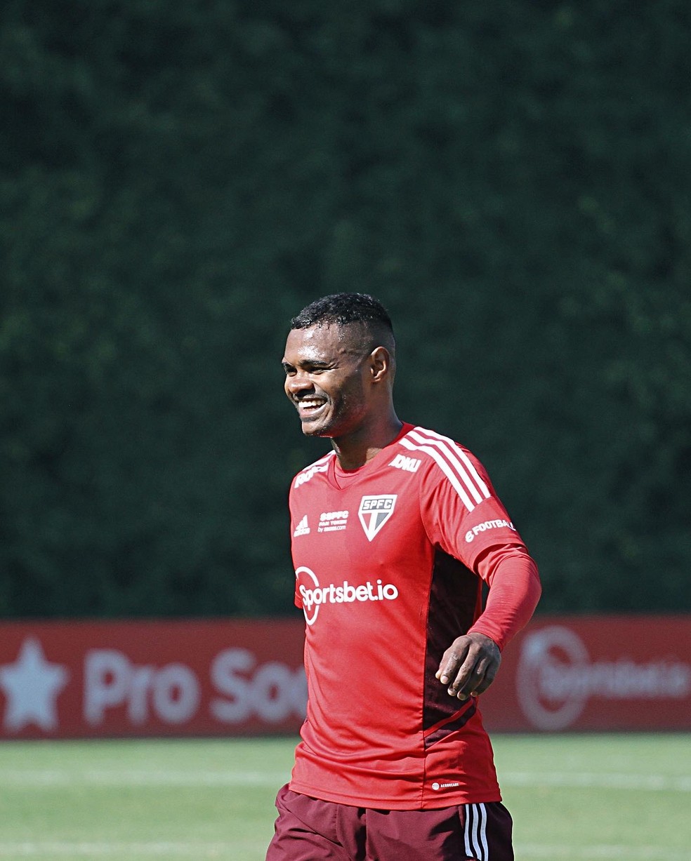 Nikão sorri durante atividade do São Paulo no CT da Barra Funda — Foto: Divulgação