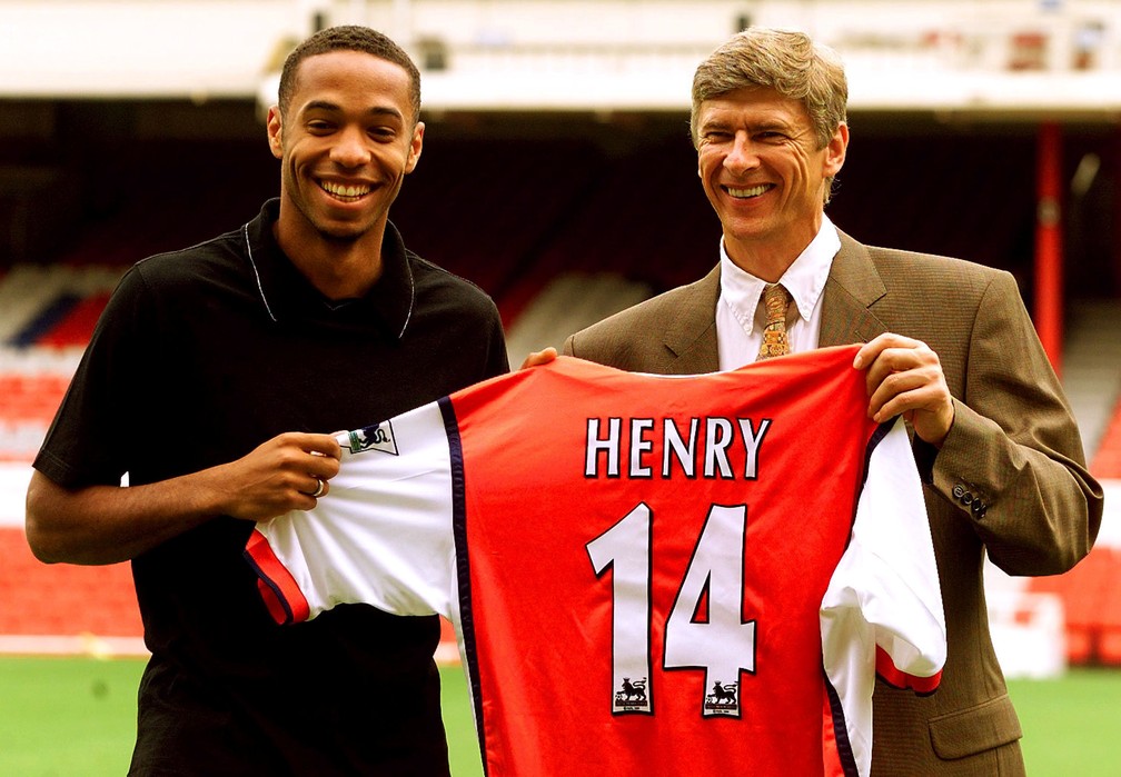 ApresentaÃ§Ã£o de Thierry Henry em Highbury no dia 3 de agosto de 1999  (Foto: Dylan Martinez/Reuters)