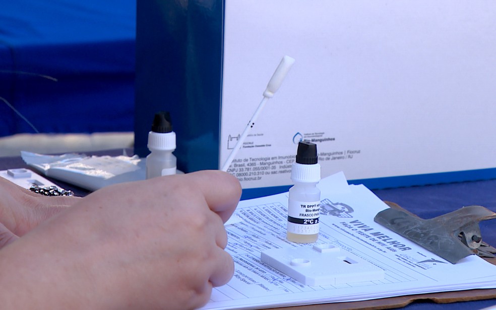 Teste rápido para HIV é feito com coleta de saliva junto à gengiva, em Campinas (Foto: Ricardo Custódio/EPTV)