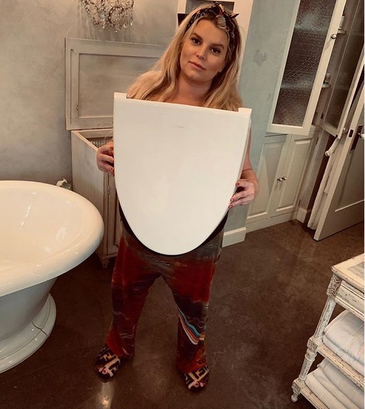 A atriz e cantora Jessica Simpson com uma tampa de privada quebrada por ela quando estava grávida da filha caçula (Foto: Instagram)