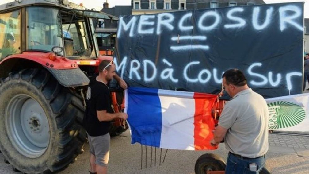 Para agricultores franceses e europeus, há uma grande diferença nos métodos de produção entre os dois blocos â€” Foto: AFP